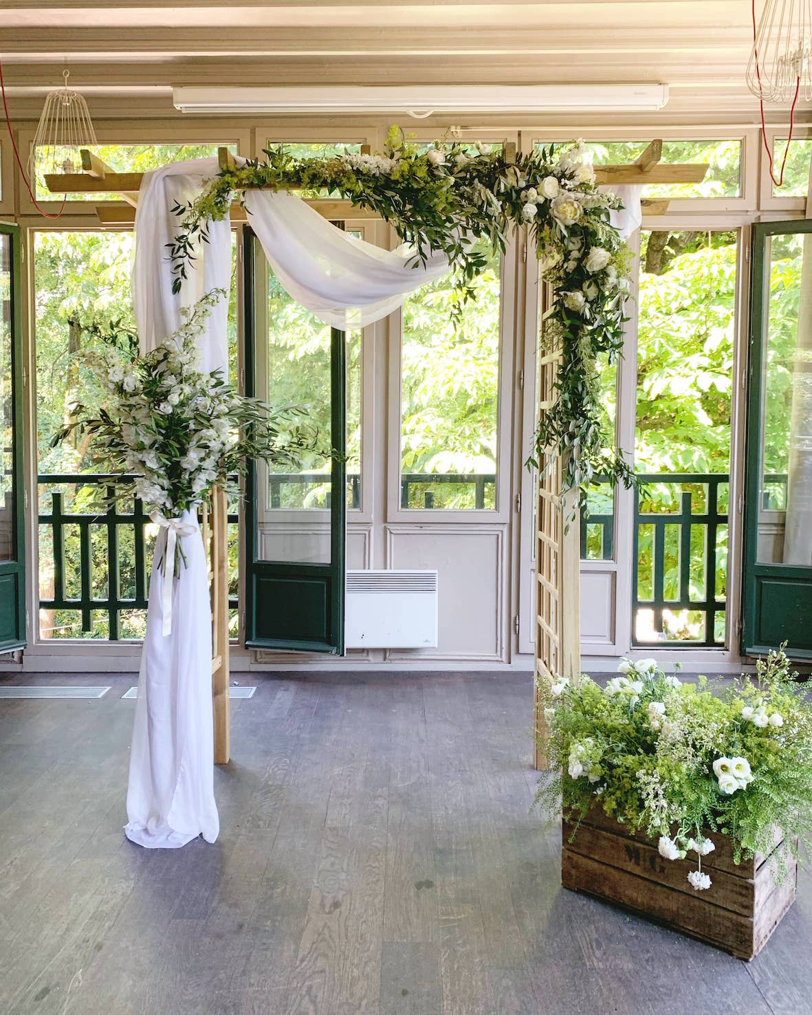 ceremonie-mariage-arche-blanche ceremonie-mariage-arche-blanche-chic