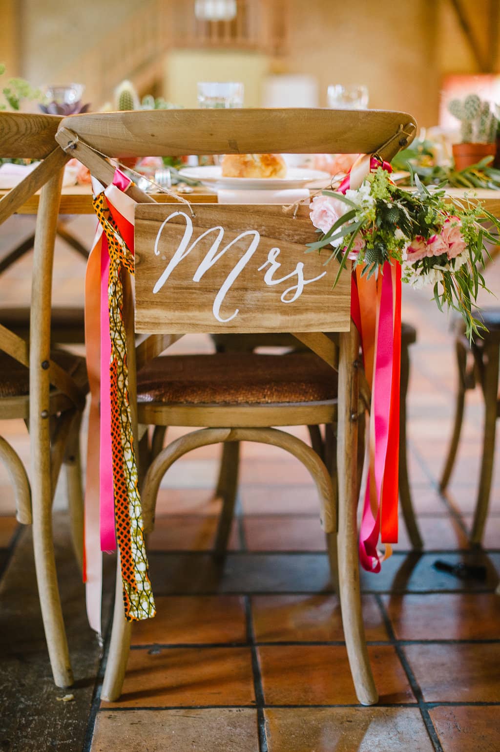 chaises-maries-champetre-fleurs-mariage
