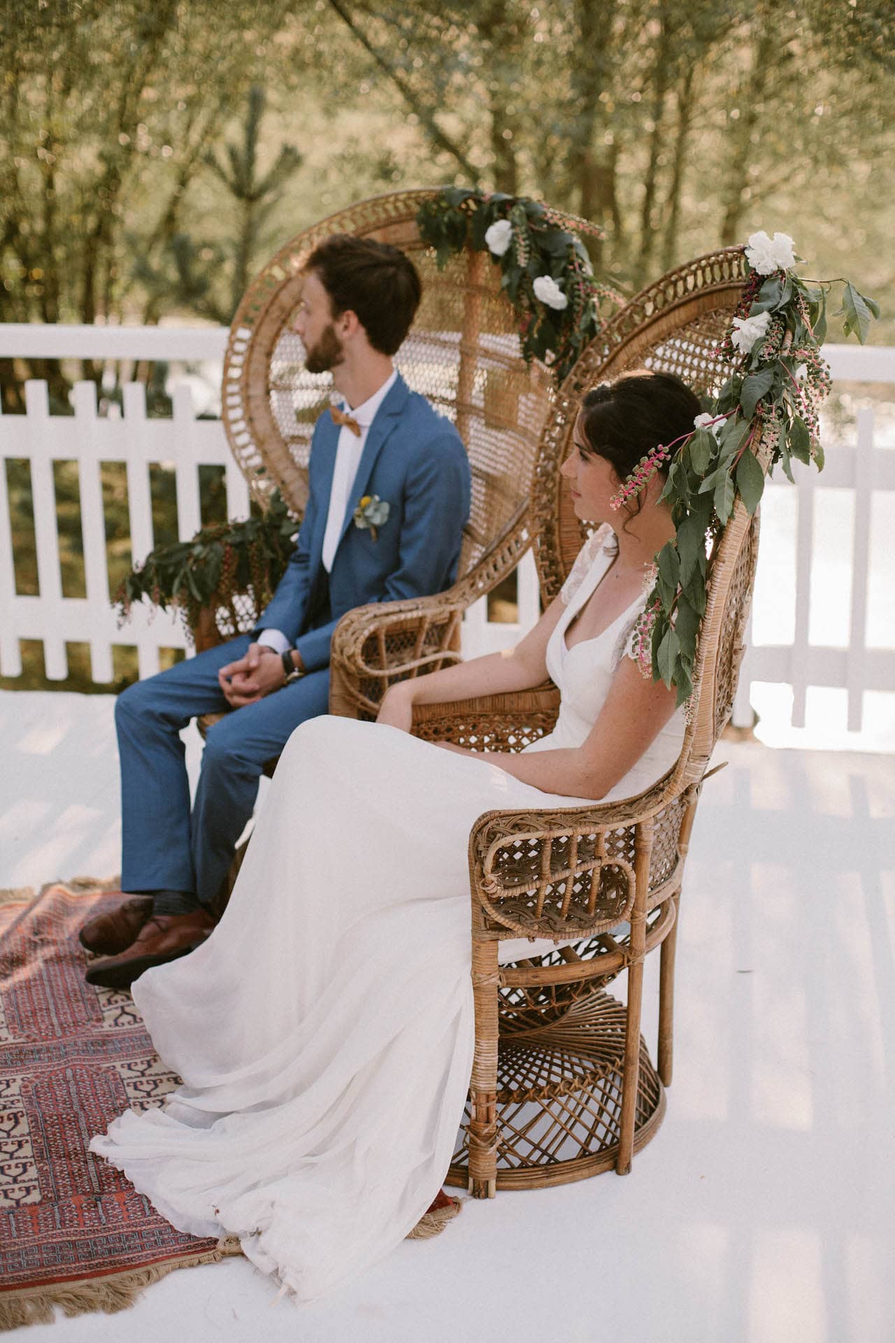 champetre-fauteuil-emmanuelle-guirlande-feuillage-fleurs-mariage