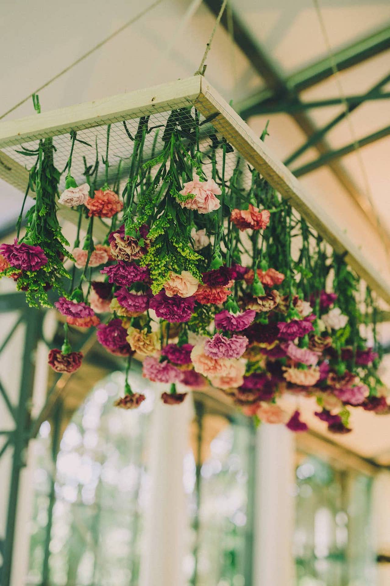 lieu-reception-suspension-florale-colore-mariage